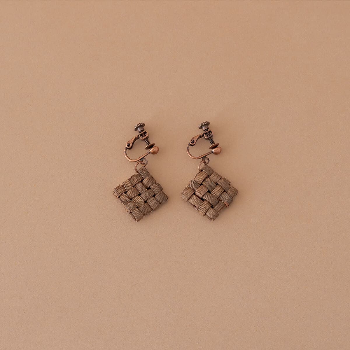 樹皮細工・入舩絵美｜山ぶどうのイヤリング